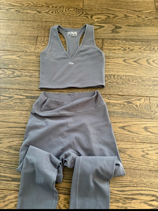 437 Pants - 437 Gray Athletic Crop Tank & High-Waist Leggings Set- size M
NWT